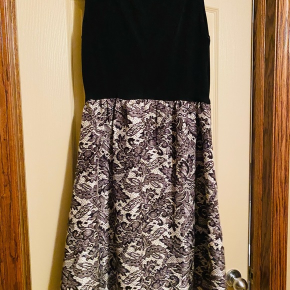 It has pockets! - Picture 2 of 5